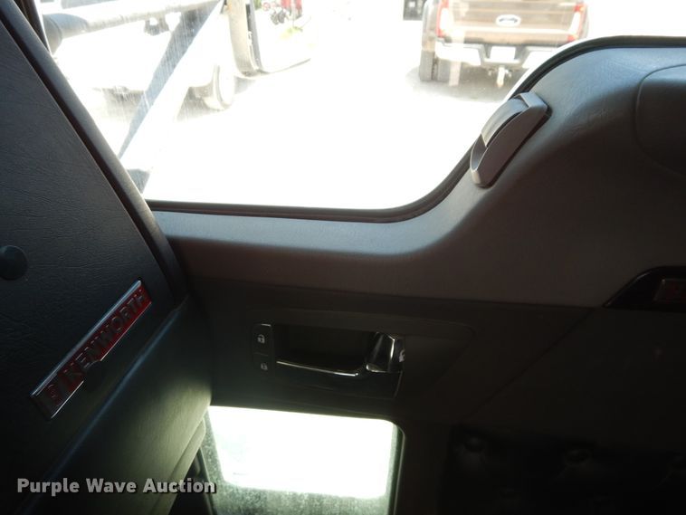 image for item HG9116 2010 Kenworth T660  semi truck