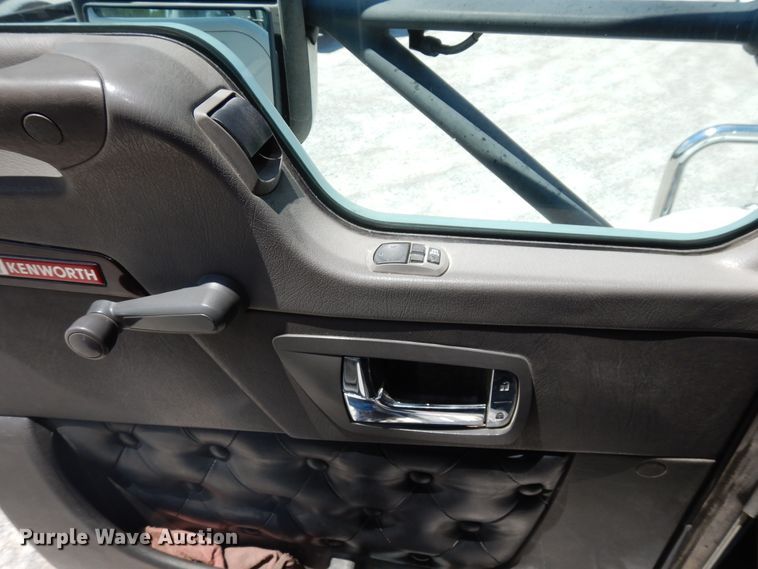 image for item HG9116 2010 Kenworth T660  semi truck