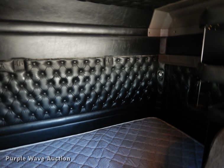 image for item HG9116 2010 Kenworth T660  semi truck