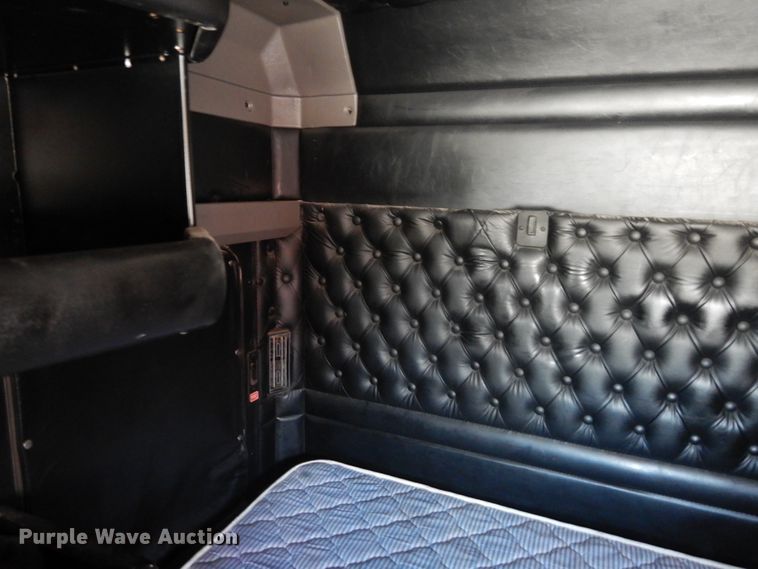 image for item HG9116 2010 Kenworth T660  semi truck