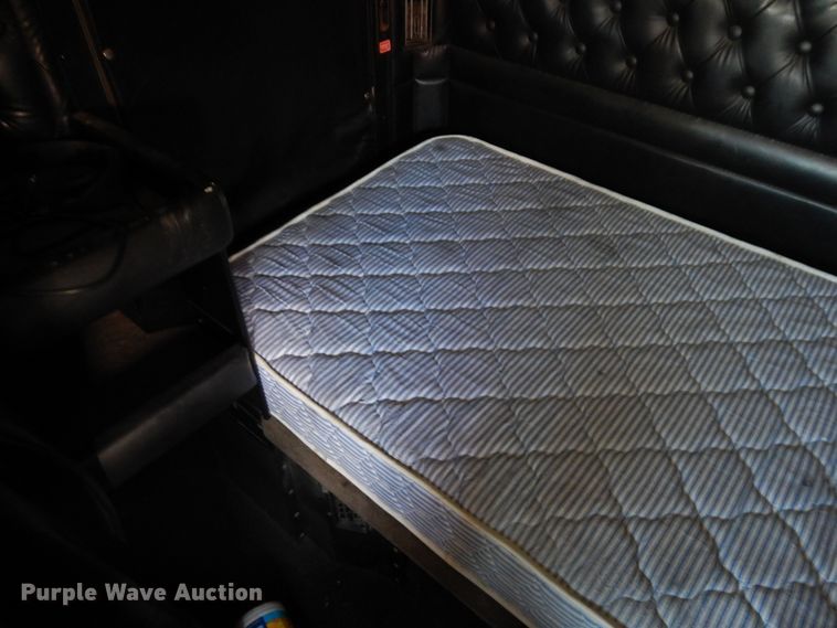 image for item HG9116 2010 Kenworth T660  semi truck