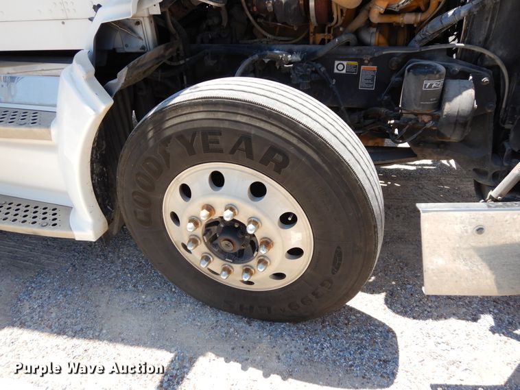 image for item HG9116 2010 Kenworth T660  semi truck