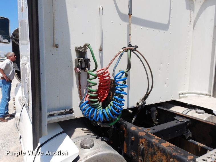 image for item HG9116 2010 Kenworth T660  semi truck