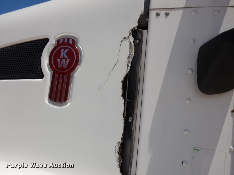 image for item HG9116 2010 Kenworth T660  semi truck