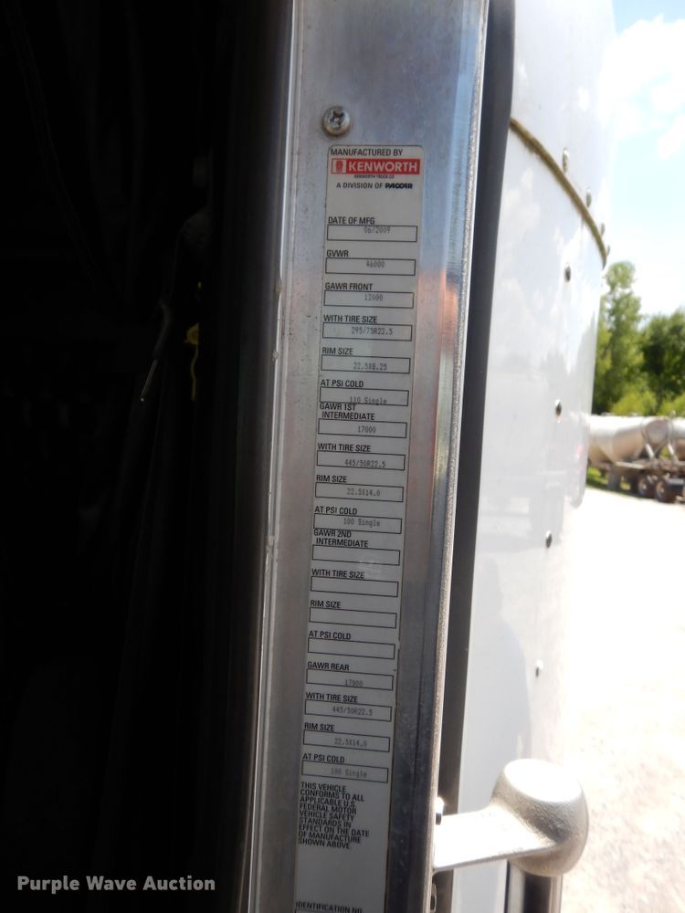 image for item HG9116 2010 Kenworth T660  semi truck