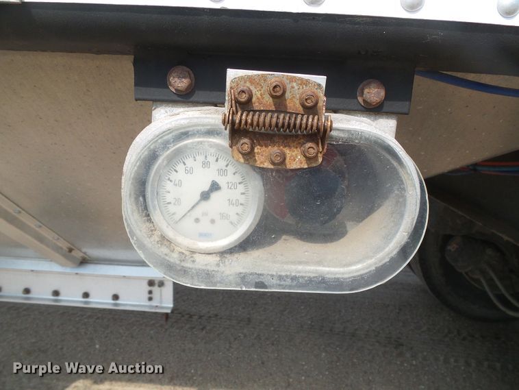 image for item DD0386 2011 Merritt 4200X096X068X2C double hopper bottom grain trailer