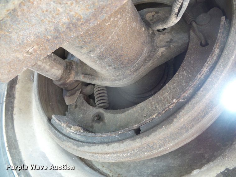 image for item DD0386 2011 Merritt 4200X096X068X2C double hopper bottom grain trailer