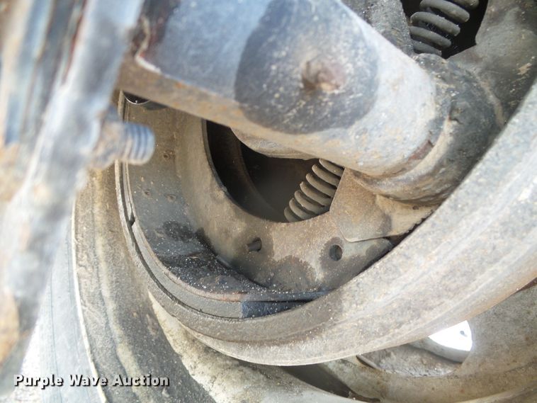 image for item DD0386 2011 Merritt 4200X096X068X2C double hopper bottom grain trailer