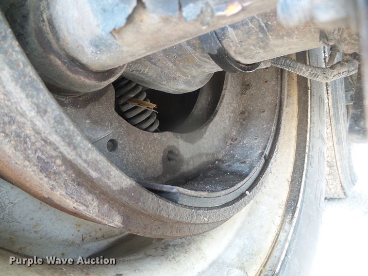 image for item DD0386 2011 Merritt 4200X096X068X2C double hopper bottom grain trailer