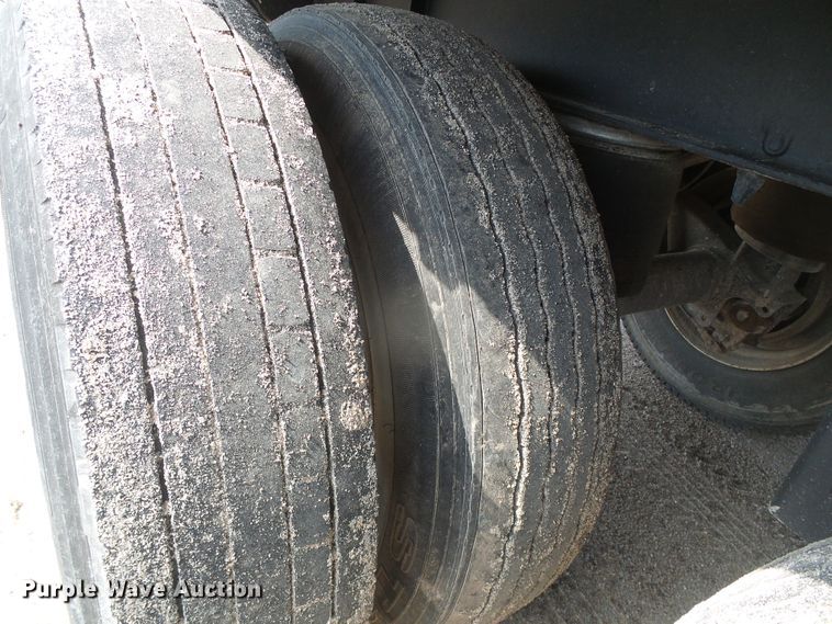 image for item DD0386 2011 Merritt 4200X096X068X2C double hopper bottom grain trailer