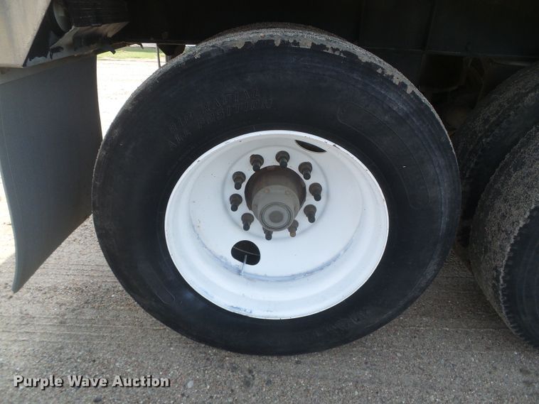 image for item DD0386 2011 Merritt 4200X096X068X2C double hopper bottom grain trailer