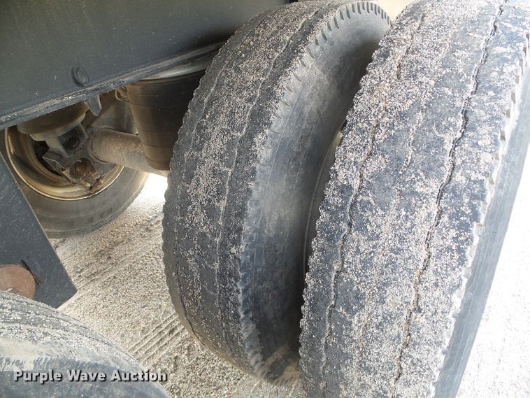 image for item DD0386 2011 Merritt 4200X096X068X2C double hopper bottom grain trailer