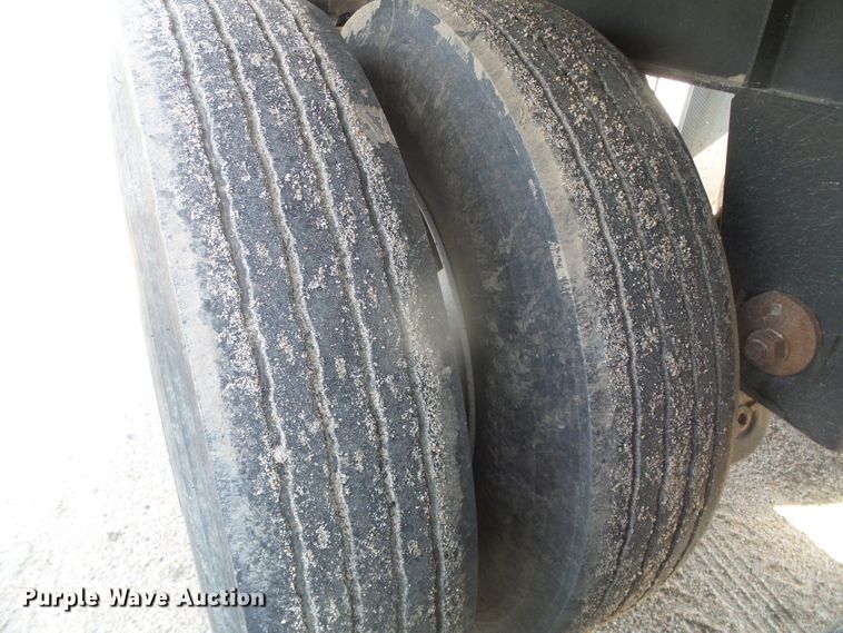 image for item DD0386 2011 Merritt 4200X096X068X2C double hopper bottom grain trailer