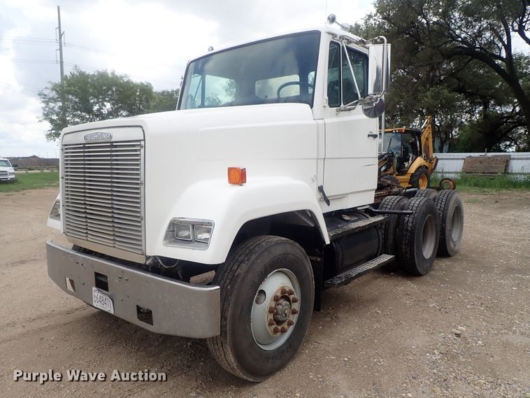 image for item DE0667 1986 Freightliner FLC112  semi truck