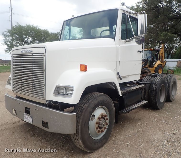 image for item DE0667 1986 Freightliner FLC112  semi truck