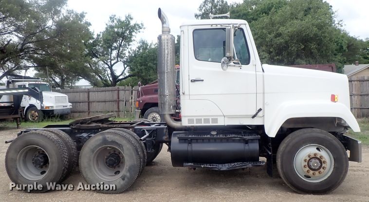 image for item DE0667 1986 Freightliner FLC112  semi truck