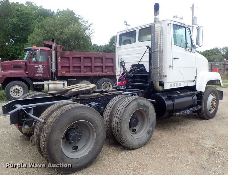 image for item DE0667 1986 Freightliner FLC112  semi truck