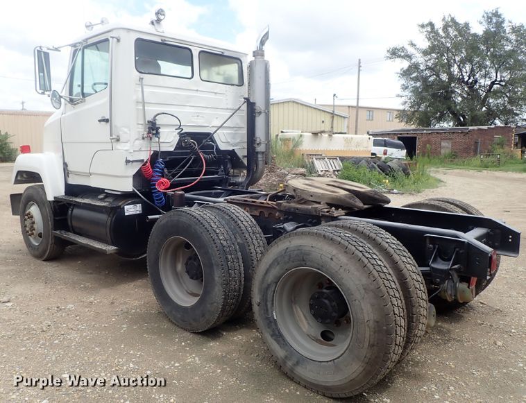 image for item DE0667 1986 Freightliner FLC112  semi truck