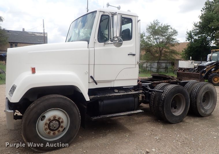 image for item DE0667 1986 Freightliner FLC112  semi truck