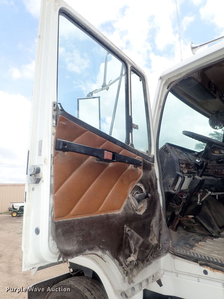 image for item DE0667 1986 Freightliner FLC112  semi truck