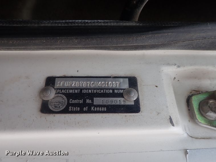 image for item DE0667 1986 Freightliner FLC112  semi truck