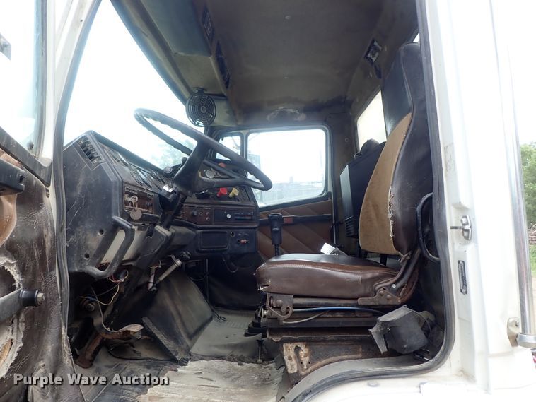 image for item DE0667 1986 Freightliner FLC112  semi truck