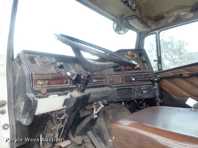 image for item DE0667 1986 Freightliner FLC112  semi truck