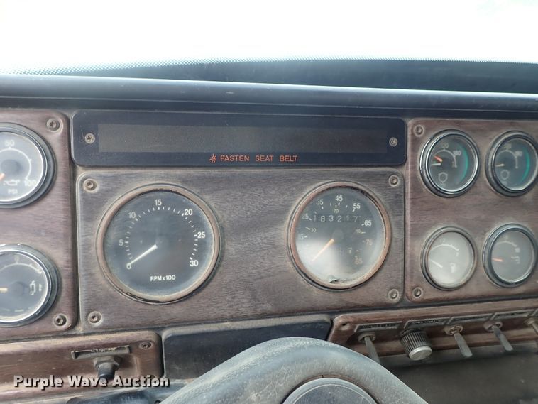 image for item DE0667 1986 Freightliner FLC112  semi truck