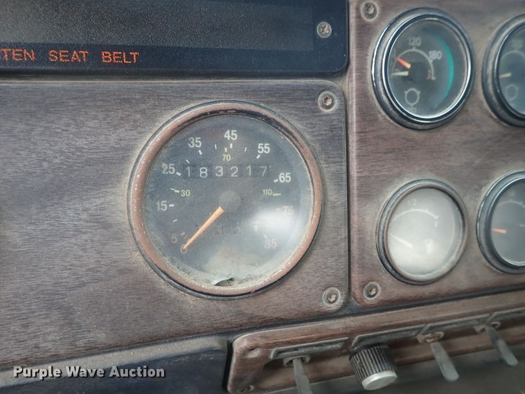 image for item DE0667 1986 Freightliner FLC112  semi truck