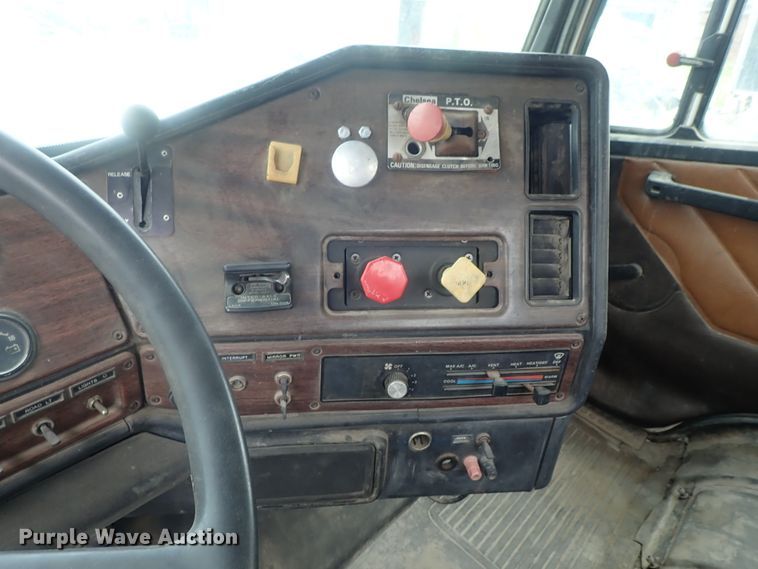 image for item DE0667 1986 Freightliner FLC112  semi truck