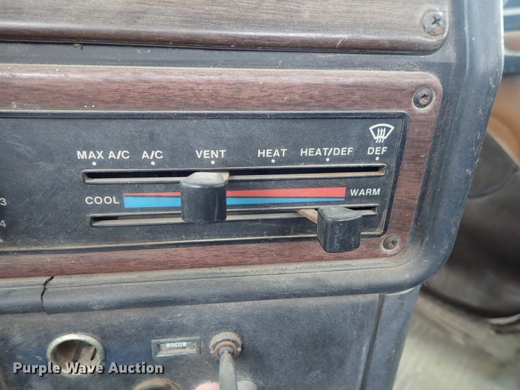 image for item DE0667 1986 Freightliner FLC112  semi truck