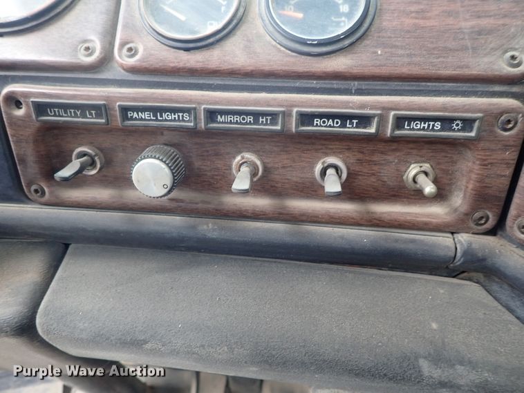 image for item DE0667 1986 Freightliner FLC112  semi truck