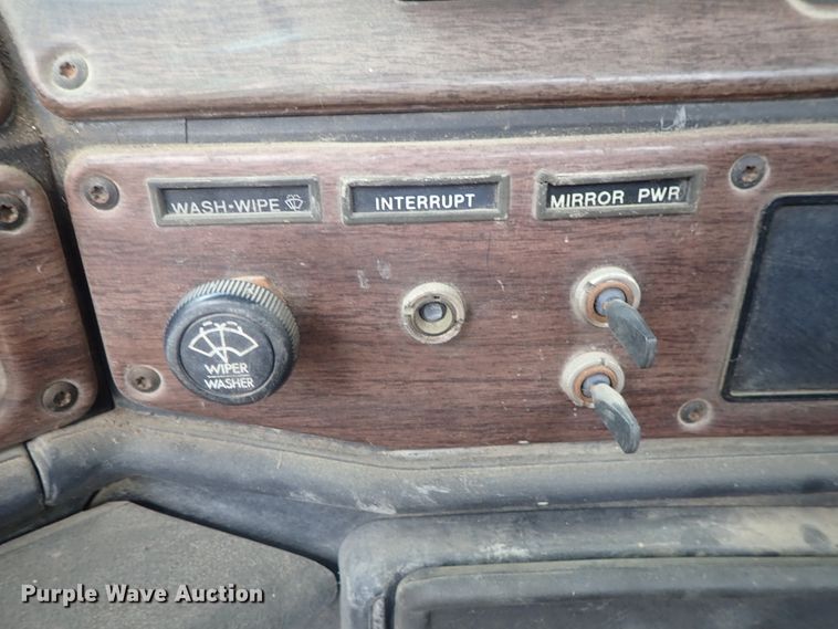 image for item DE0667 1986 Freightliner FLC112  semi truck