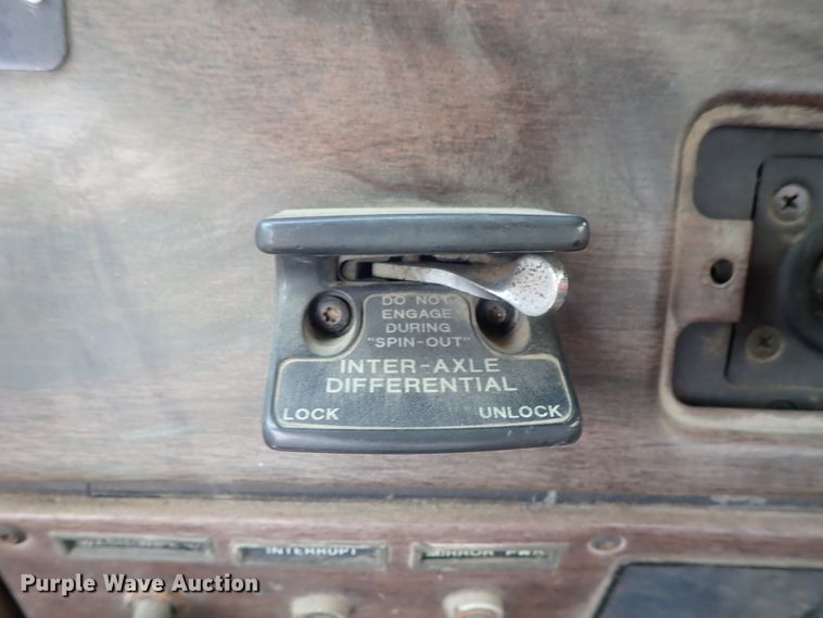 image for item DE0667 1986 Freightliner FLC112  semi truck