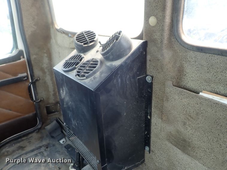 image for item DE0667 1986 Freightliner FLC112  semi truck