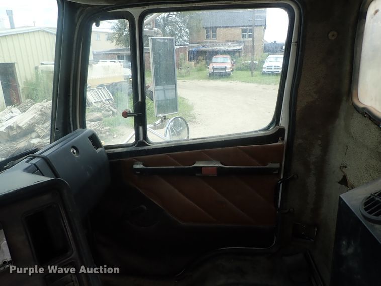 image for item DE0667 1986 Freightliner FLC112  semi truck