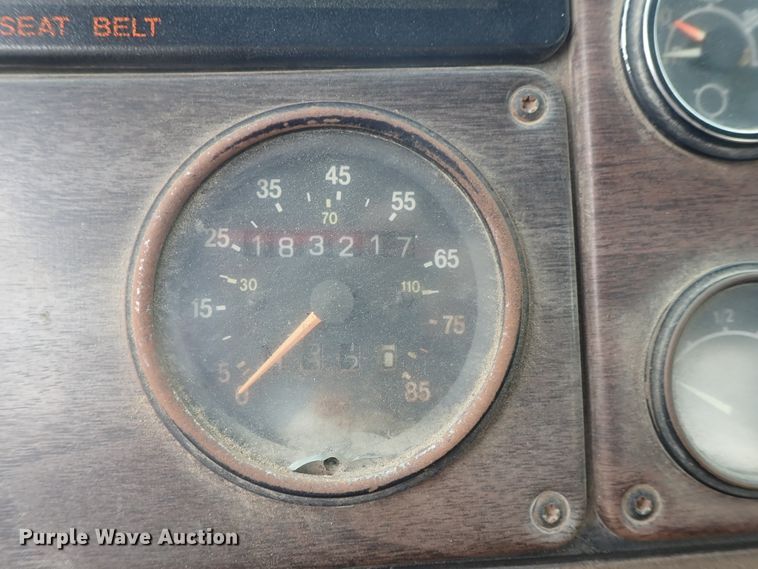 image for item DE0667 1986 Freightliner FLC112  semi truck