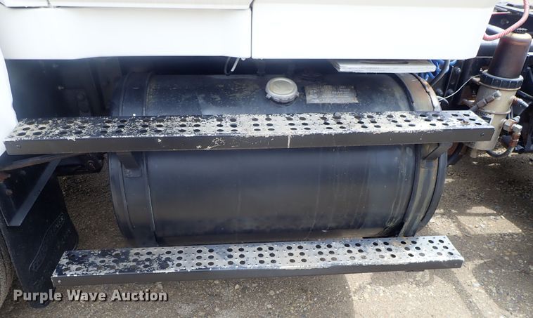 image for item DE0667 1986 Freightliner FLC112  semi truck