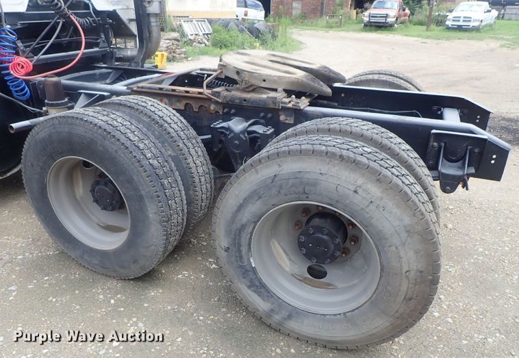 image for item DE0667 1986 Freightliner FLC112  semi truck