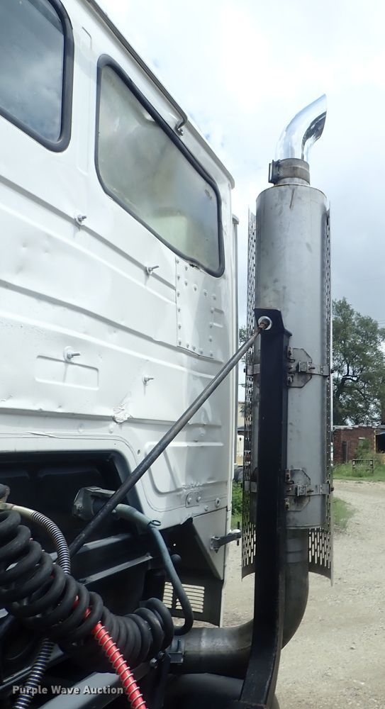 image for item DE0667 1986 Freightliner FLC112  semi truck