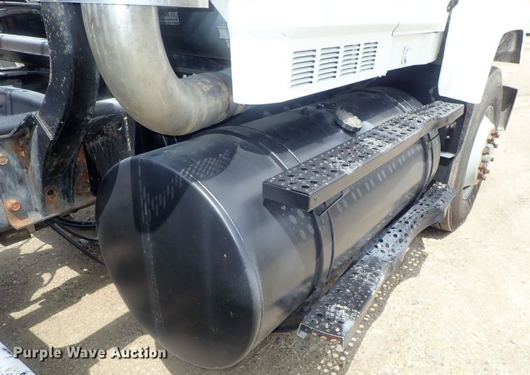 image for item DE0667 1986 Freightliner FLC112  semi truck