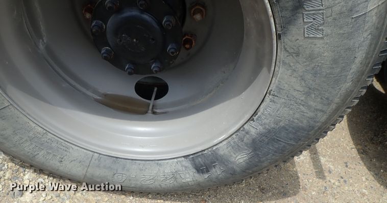 image for item DE0667 1986 Freightliner FLC112  semi truck