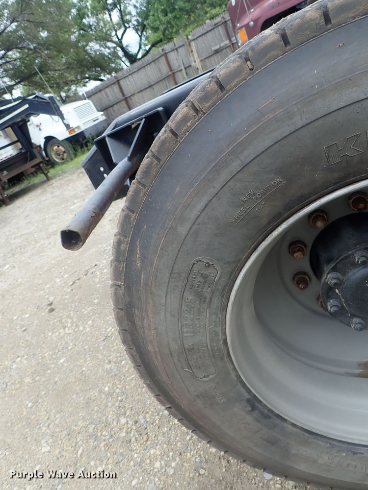 image for item DE0667 1986 Freightliner FLC112  semi truck