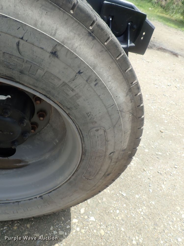 image for item DE0667 1986 Freightliner FLC112  semi truck