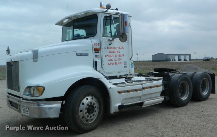 image for item DE4461 1998 International 9200  semi truck