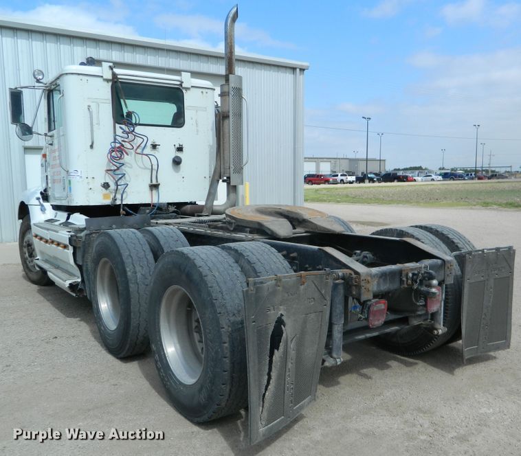 image for item DE4461 1998 International 9200  semi truck