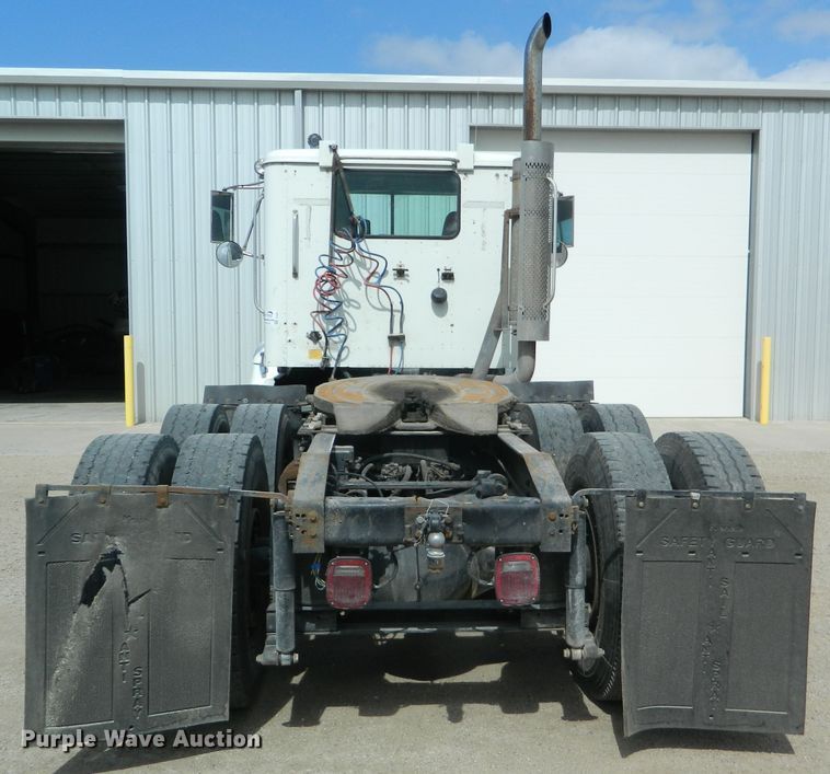 image for item DE4461 1998 International 9200  semi truck