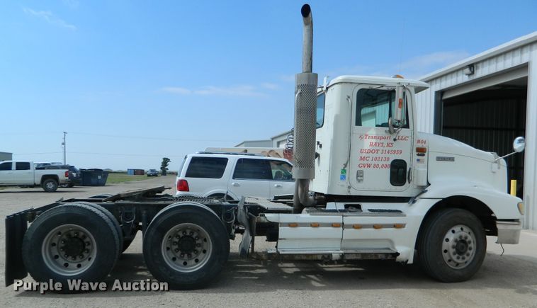 image for item DE4461 1998 International 9200  semi truck