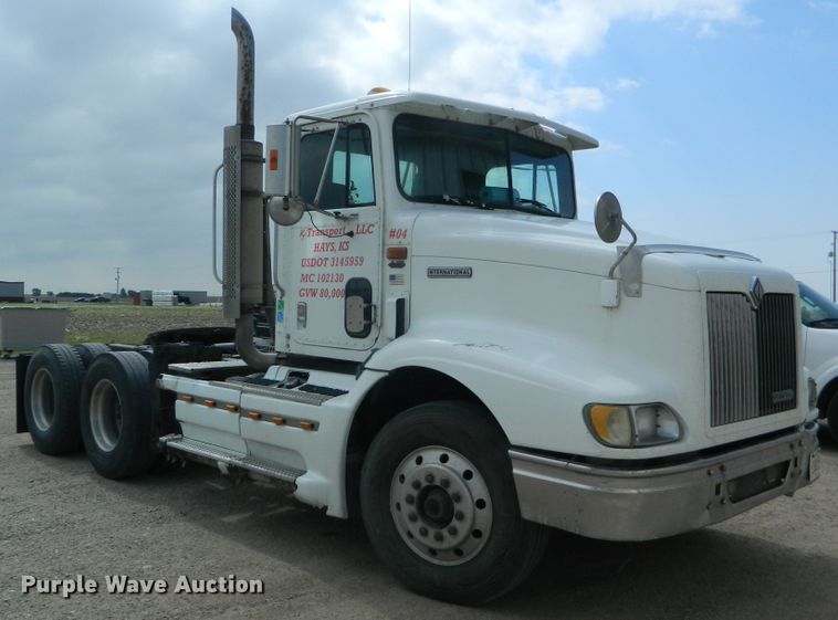 image for item DE4461 1998 International 9200  semi truck
