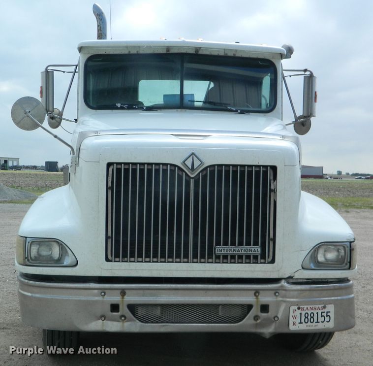 image for item DE4461 1998 International 9200  semi truck